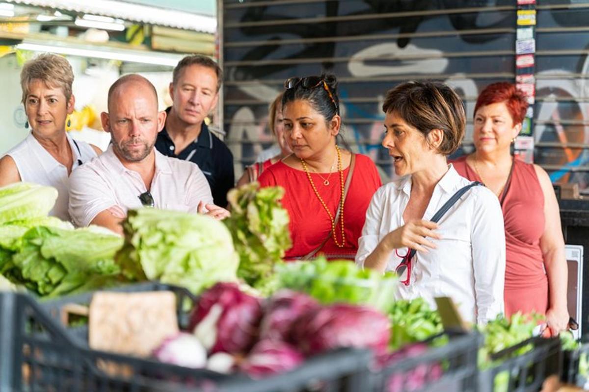 un gruppo di persone in un supermercato che guardano i prodotti