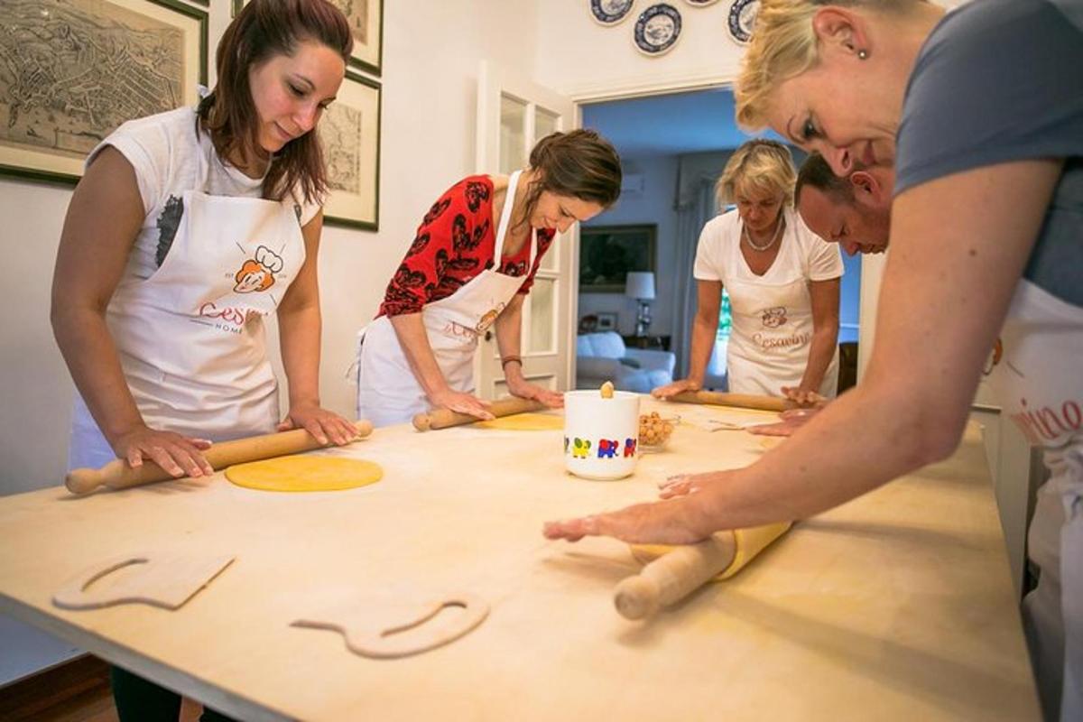 een groep vrouwen die rond een tafel staan met deeg