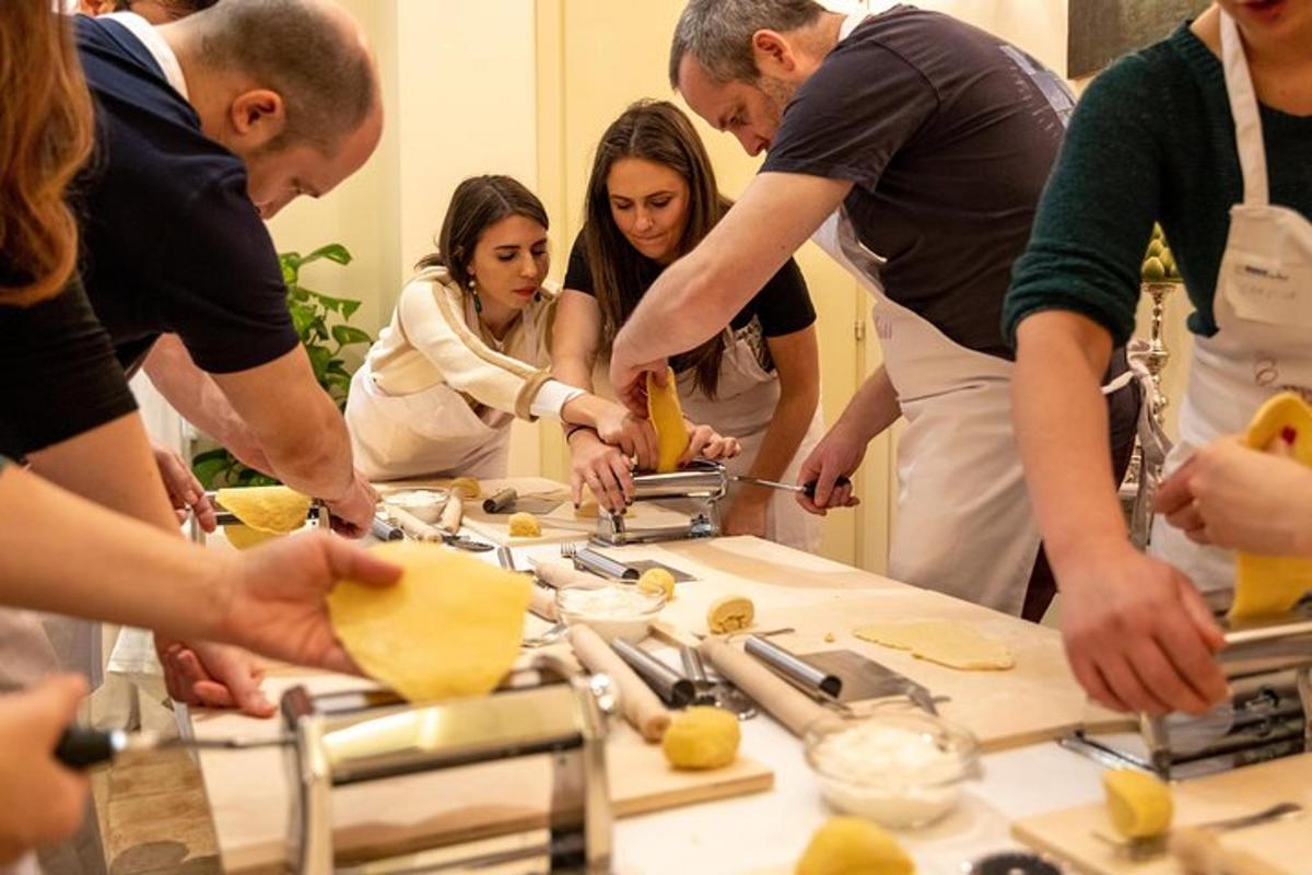 un gruppo di persone in piedi attorno a un tavolo che prepara il cibo