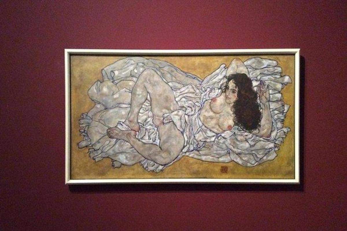침대에 누워 있는 여성의 그림