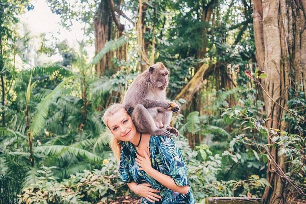 uma mulher com um macaco nos ombros