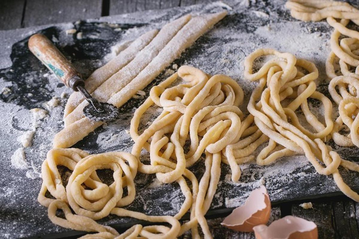 Un montón de pasta cruda sobre una mesa