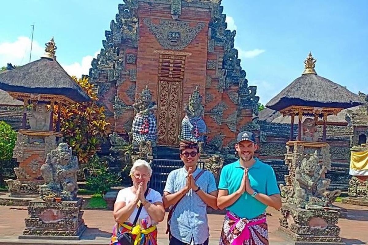 sekumpulan orang melakukan yoga di hadapan bangunan
