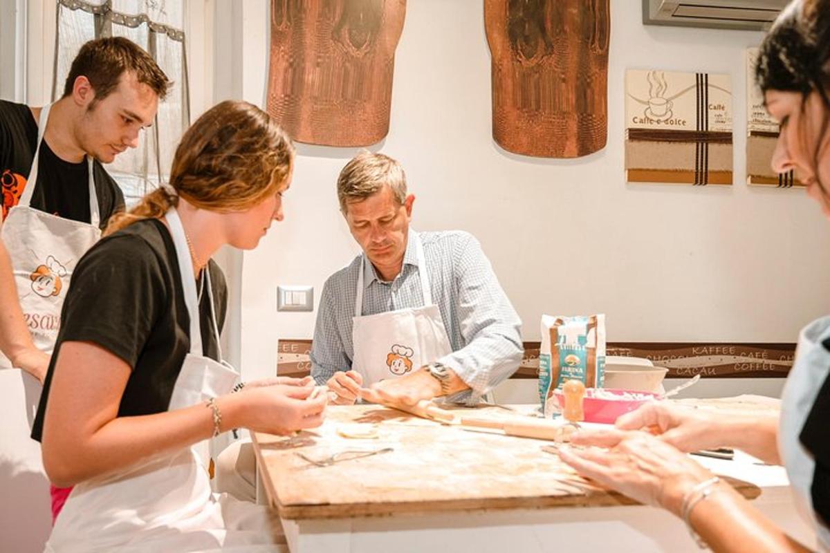 un gruppo di persone in piedi attorno a un tavolo che prepara il cibo