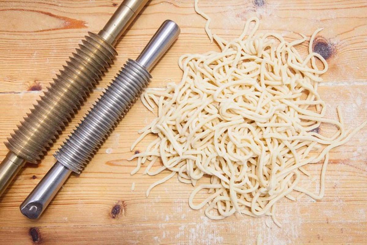 longgokan mi di atas meja kayu dengan dua pisau