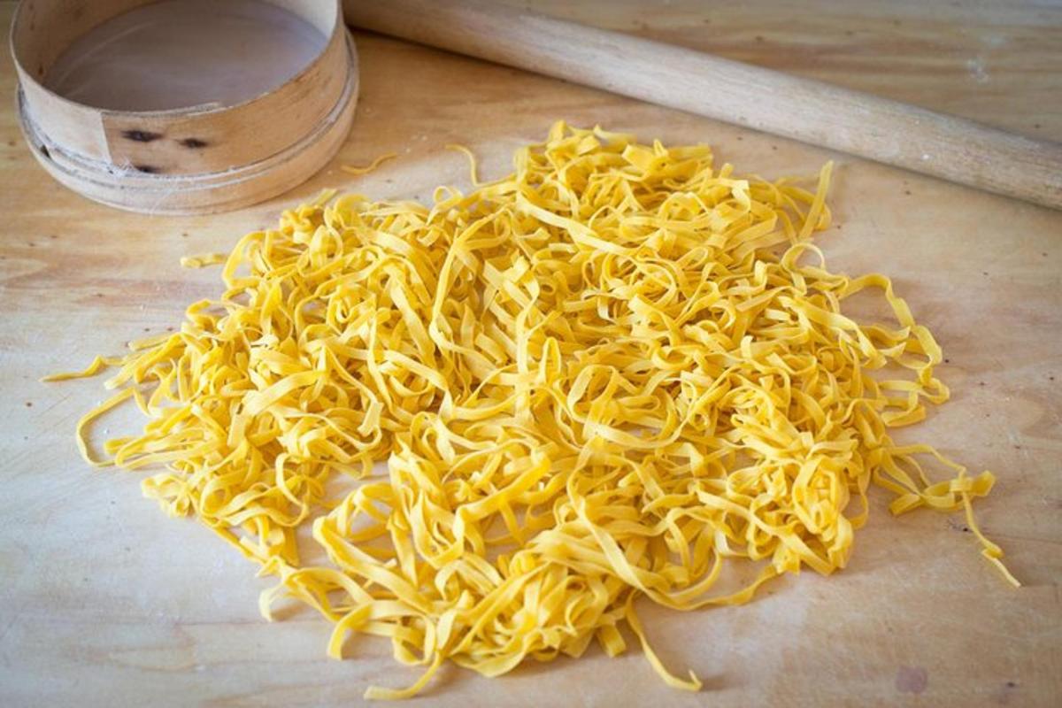 una pila di noodles appoggiata sopra un tavolo