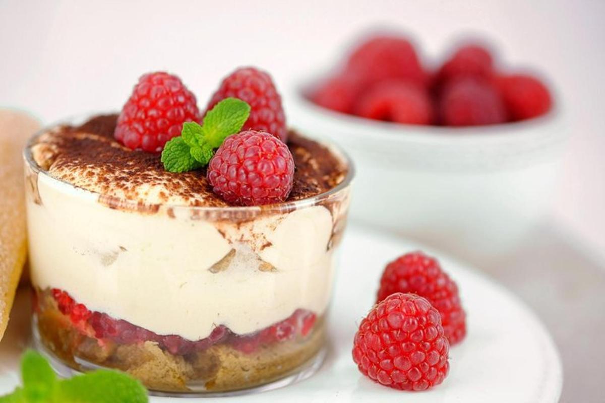 un dessert con lamponi in un barattolo di vetro