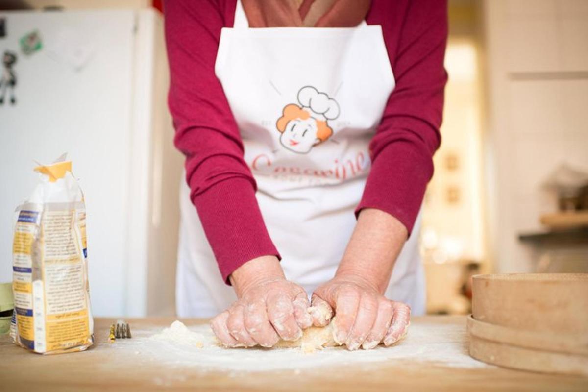 una dona amb davantal preparant menjar a taula