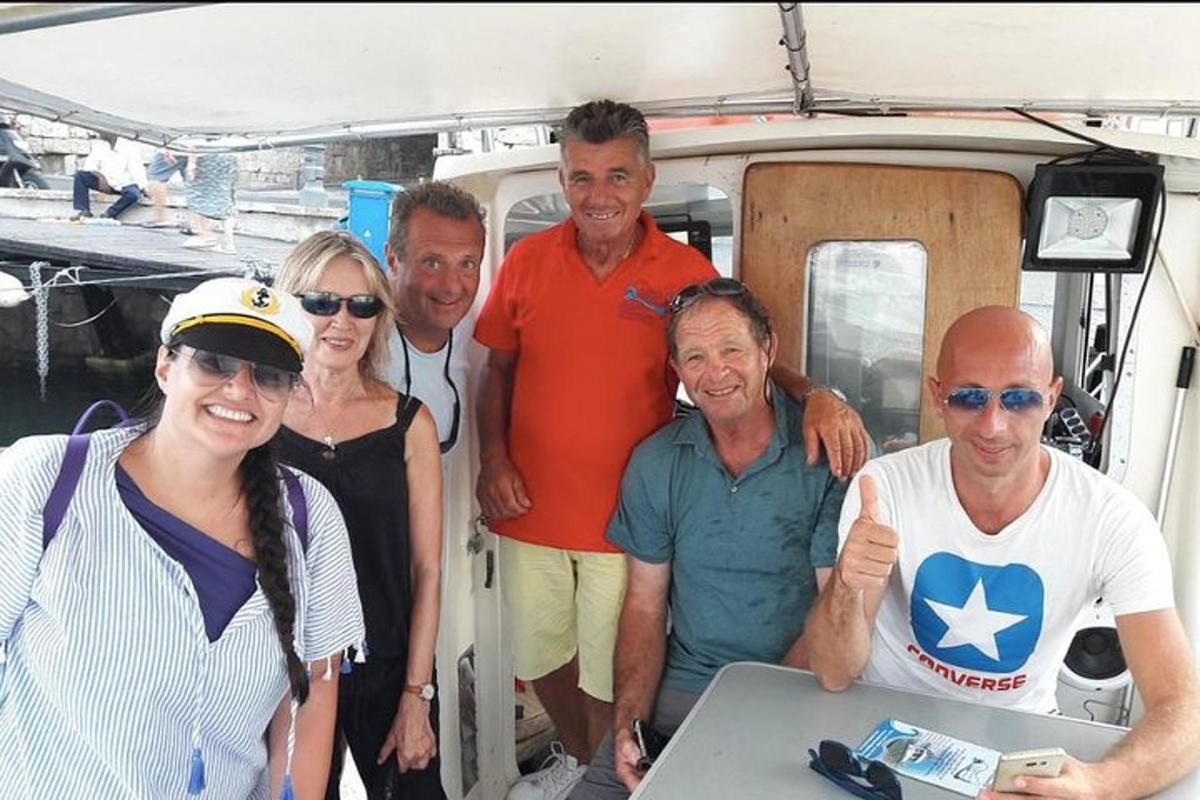 en gruppe mennesker poserer for et bilde foran en campingvogn