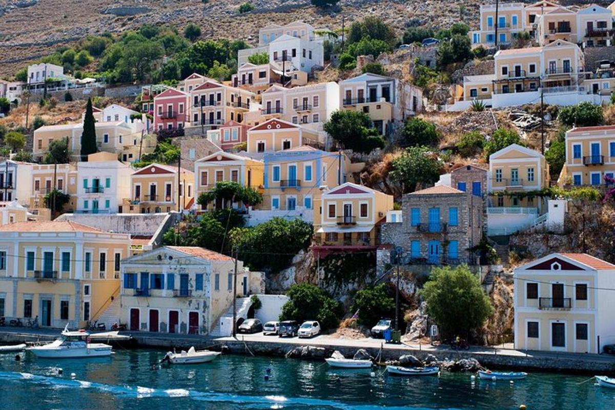 un villaggio su una collina con barche in acqua