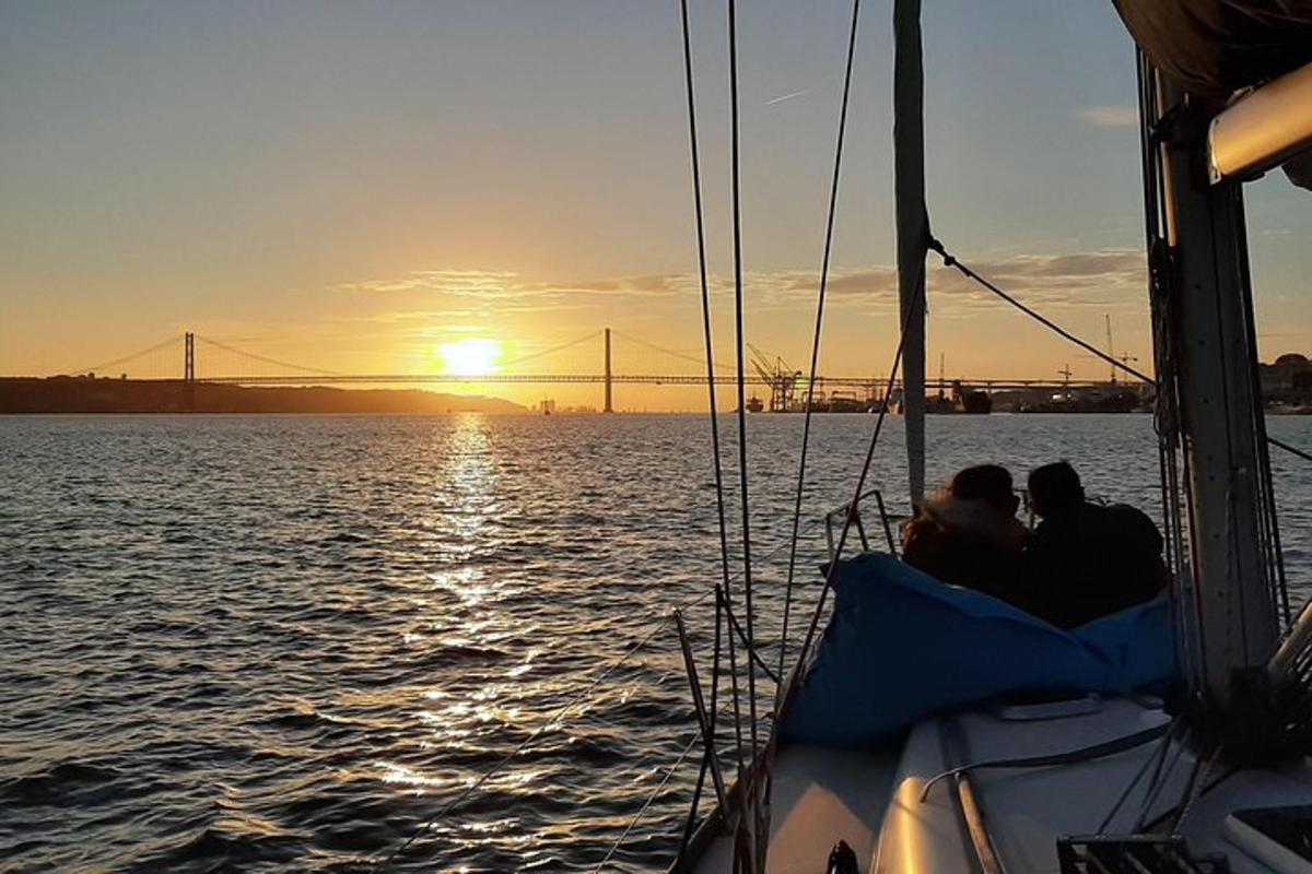 un gruppo di persone sedute su una barca in acqua