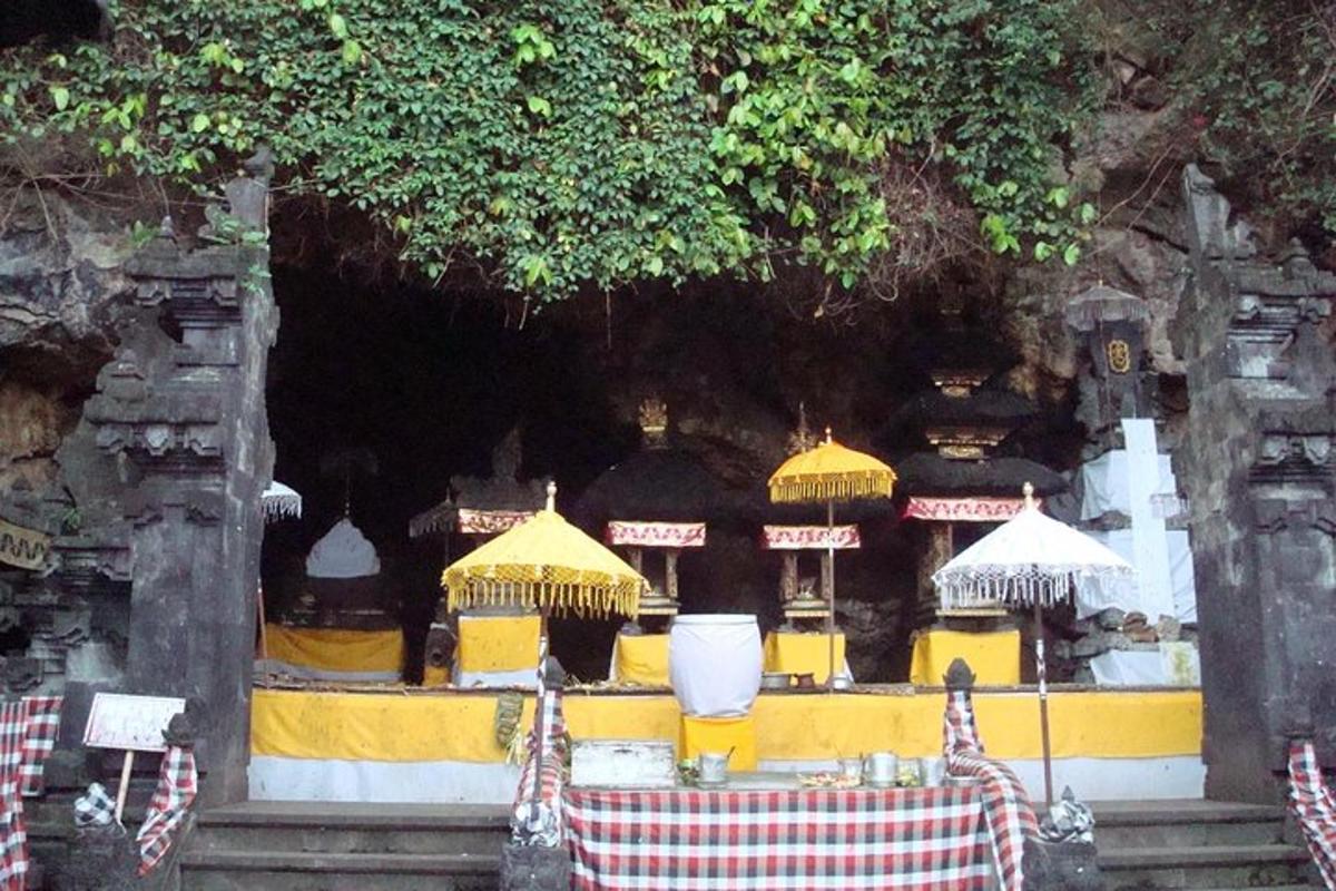 un gruppo di tavoli con ombrelloni gialli in una grotta