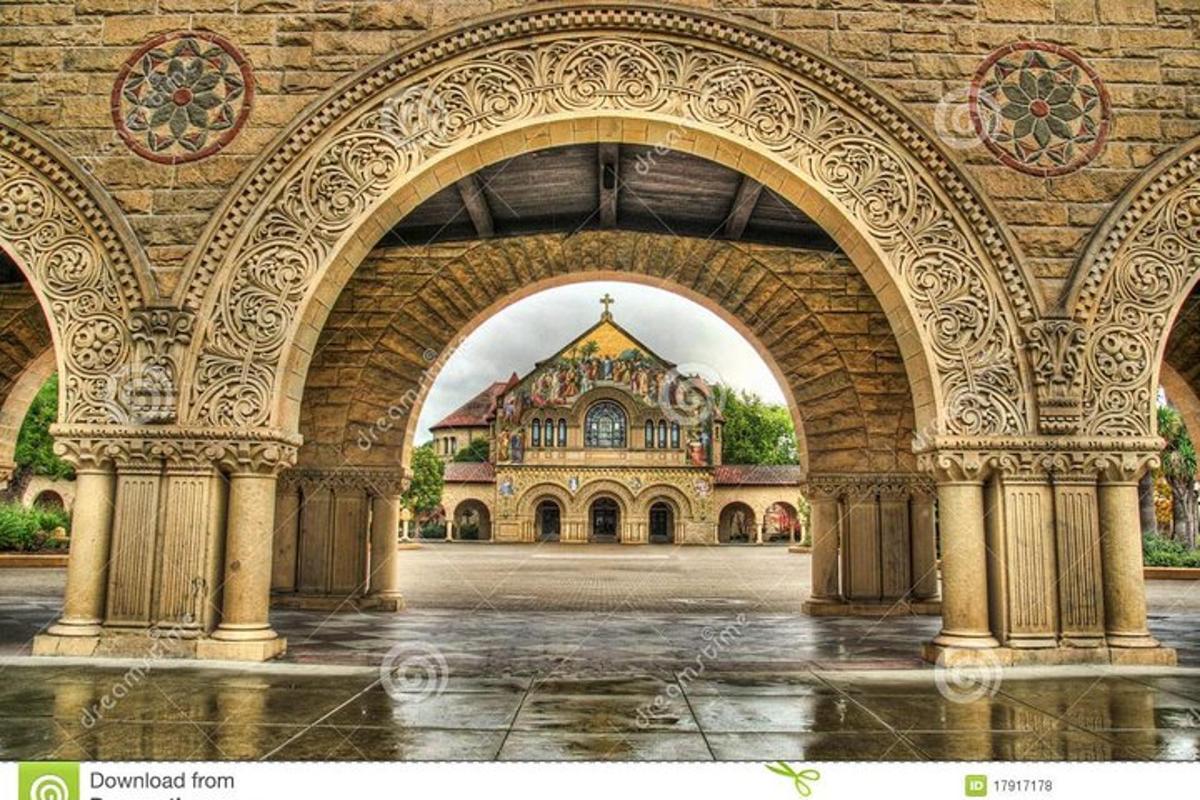una vista ad arco di un edificio in un cortile