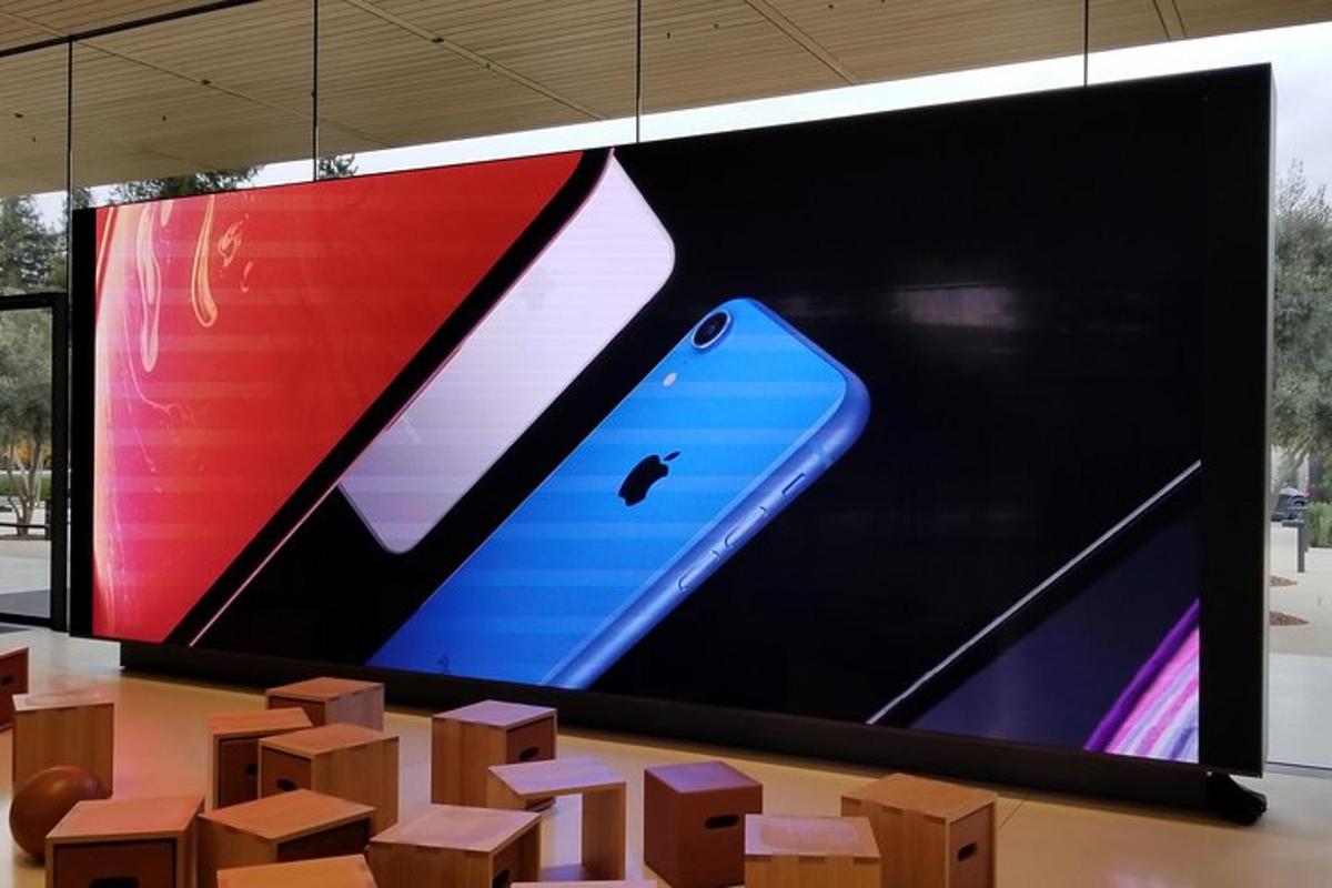 un grande schermo con un iPhone Apple sopra