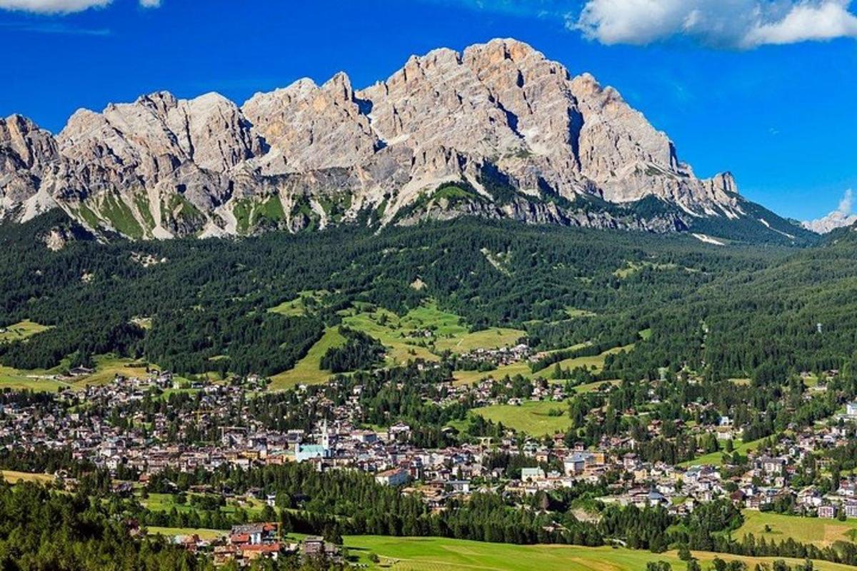 una vista di una città di fronte a una montagna