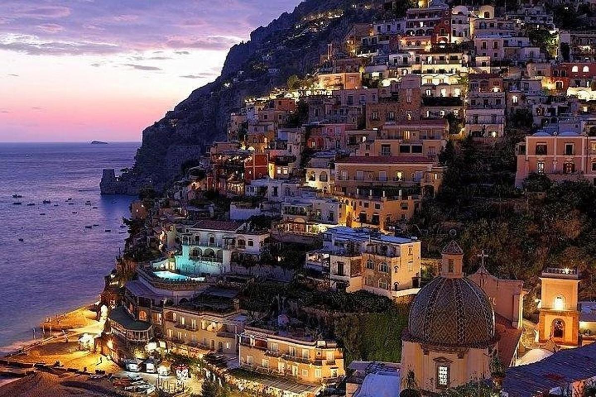 een positano-dorp aan de Amalfikust 's nachts