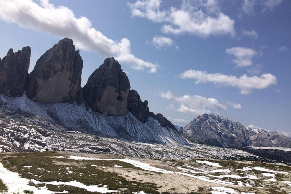 una montagna con la neve di fronte