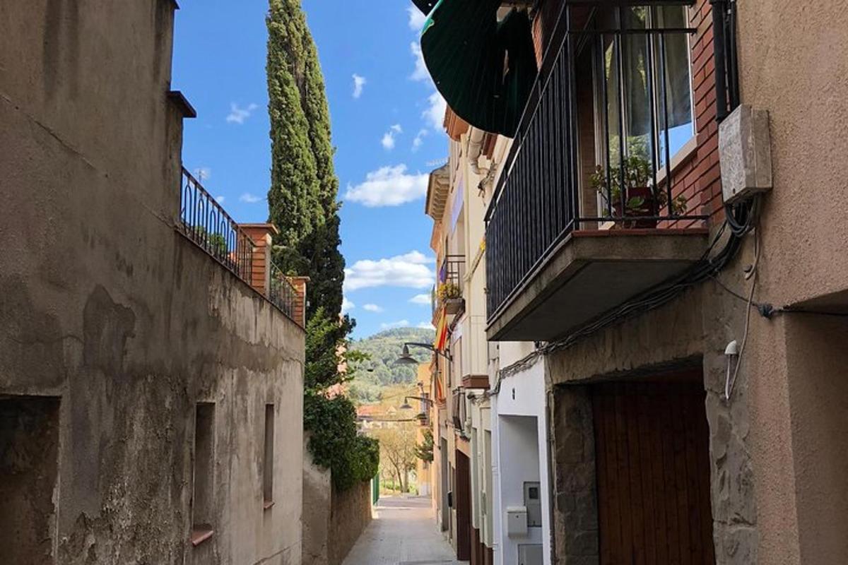 Un callejón con edificios y un balcón en un edificio.