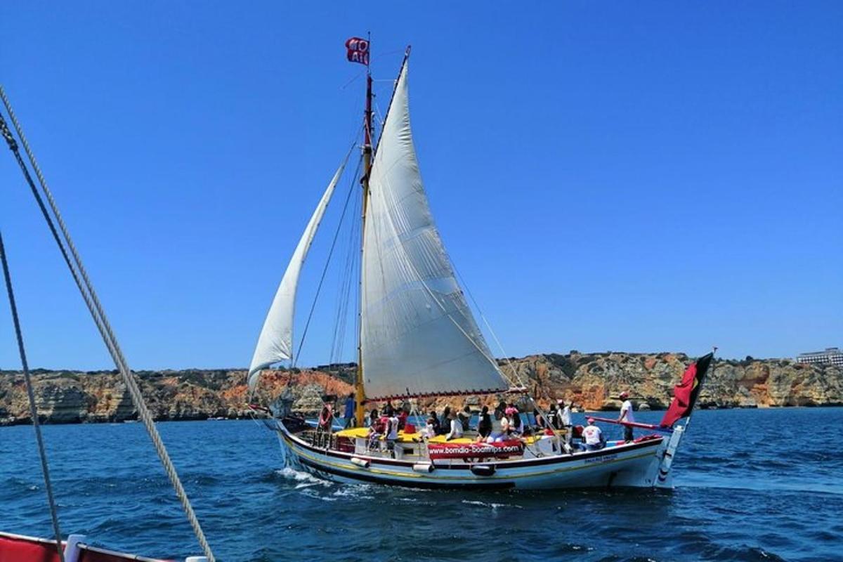 μια ομάδα ανθρώπων σε ένα ιστιοπλοϊκό σκάφος στο νερό