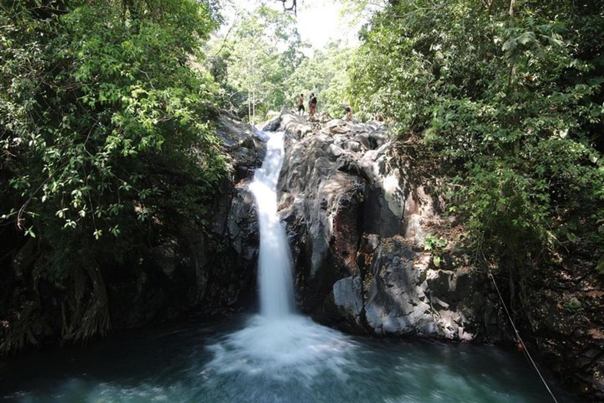 una cascata in mezzo a una pozza d'acqua