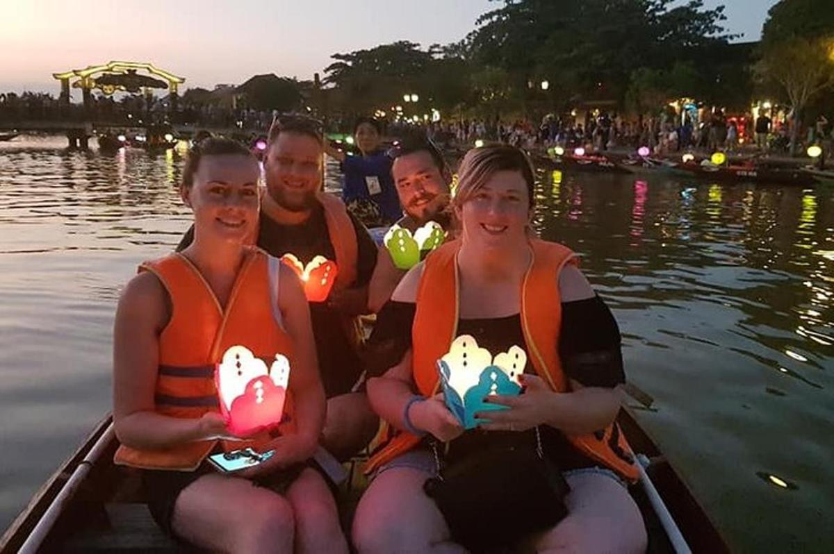 um grupo de pessoas em um barco na água