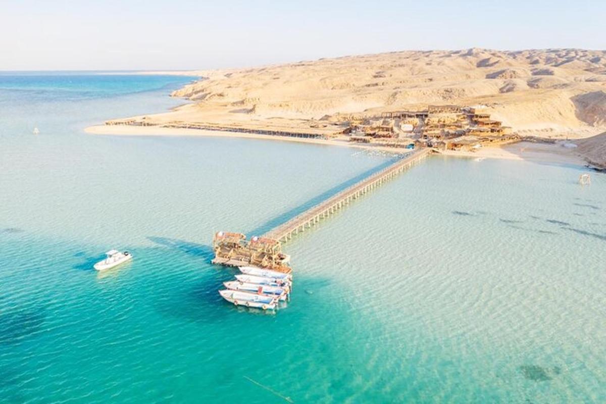 Un muelle en el agua con dos barcos en él