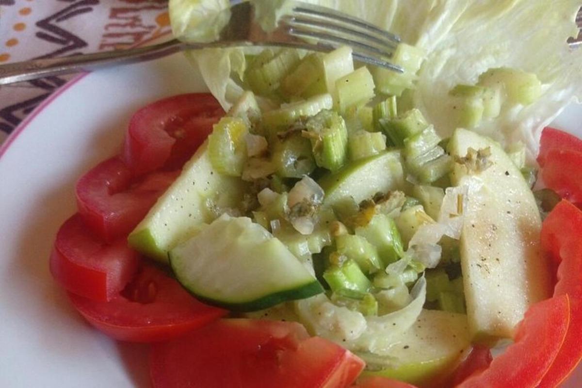 un piatto di cibo con verdure e una forchetta