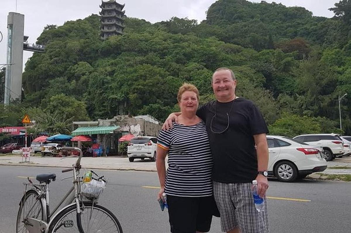 一名男子和一名女子站在自行车旁边