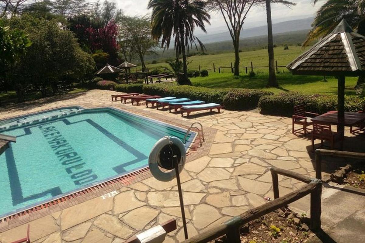 una grande piscina con sedie e un tavolo