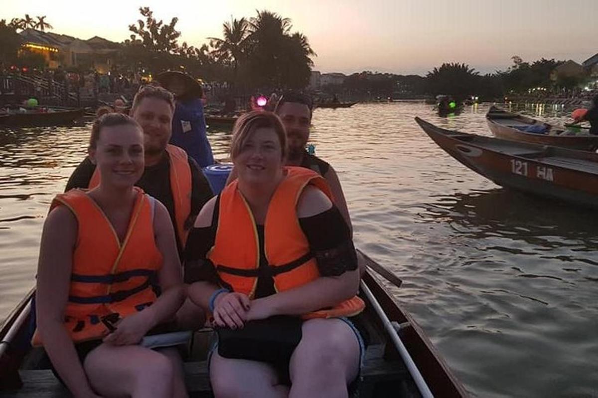 um grupo de pessoas em um barco na água
