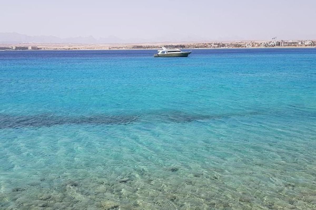 una barca in mezzo a un grande specchio d'acqua