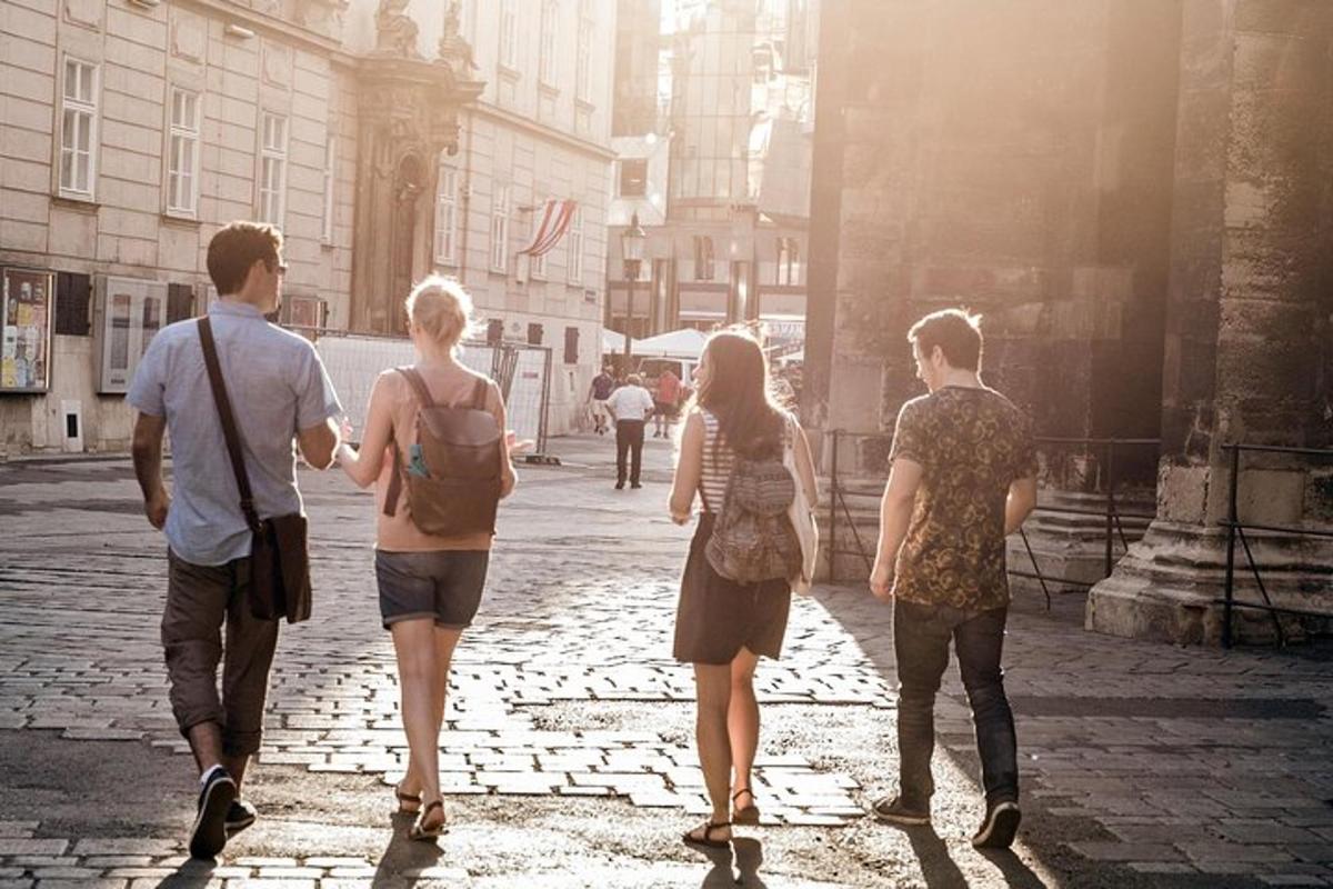 un gruppo di persone che camminano lungo una strada