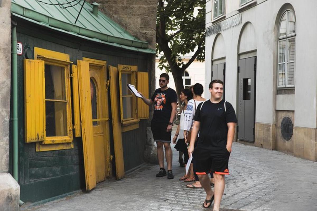 un gruppo di persone che camminano lungo una strada