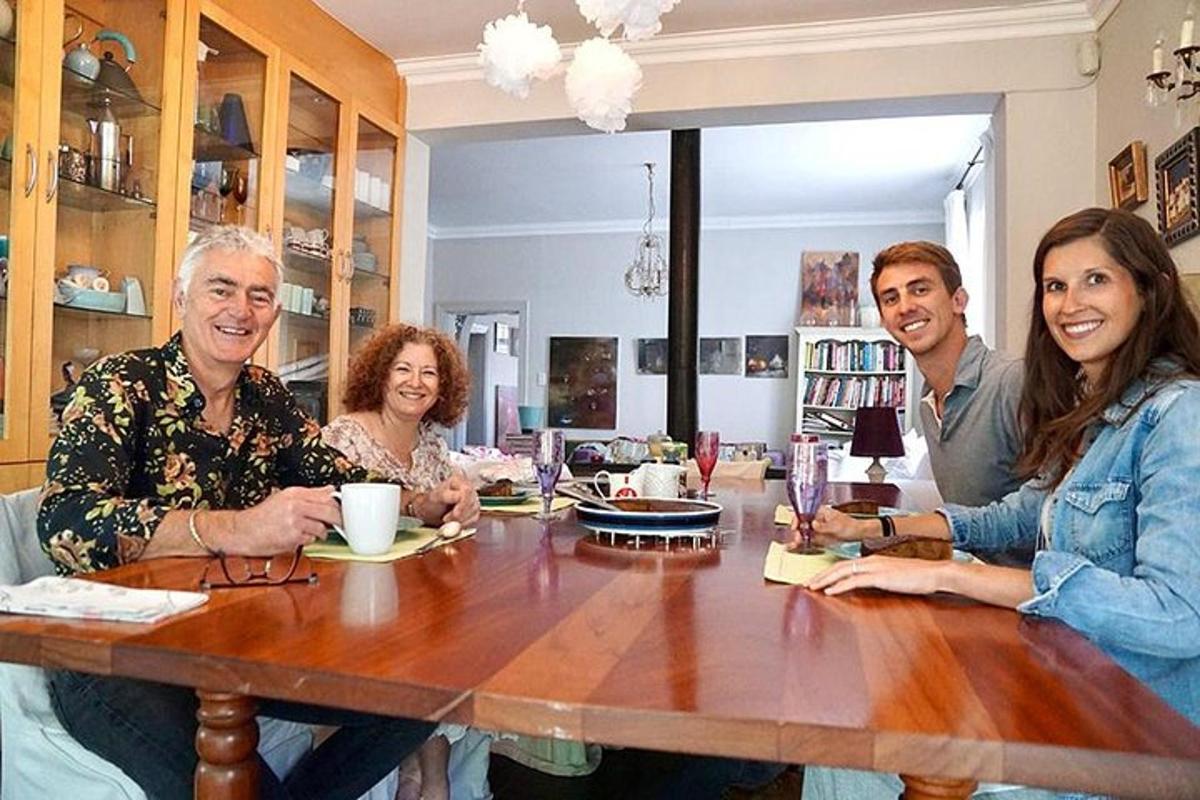 skupina lidí sedících kolem stolu