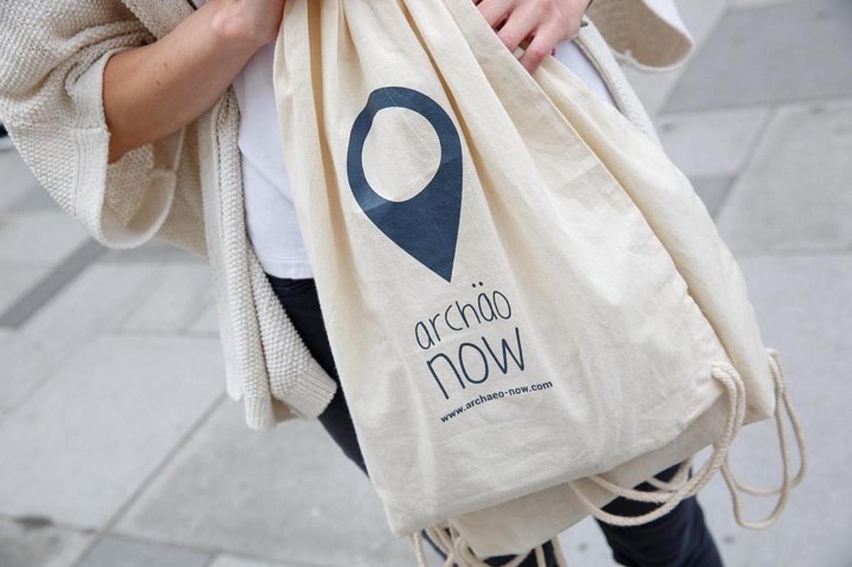 una persona che tiene in mano una borsa con un numero sopra