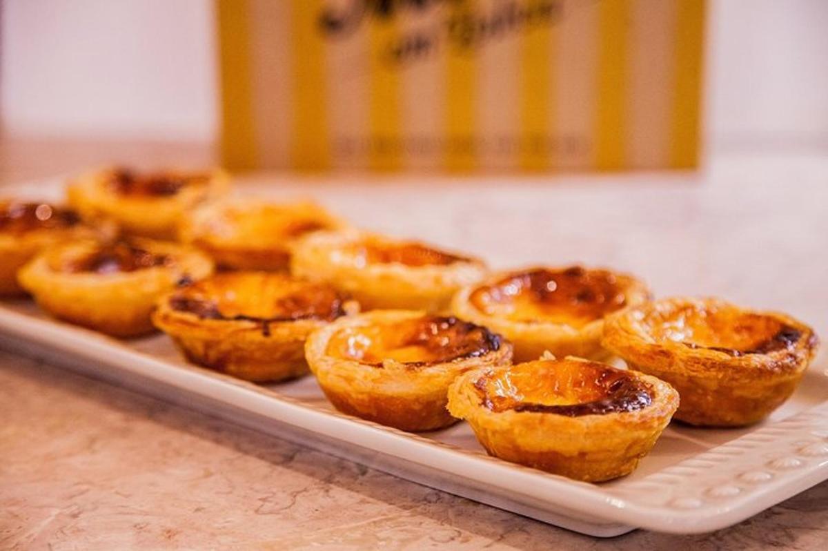 Una bandeja de mini tartas sobre un mostrador.