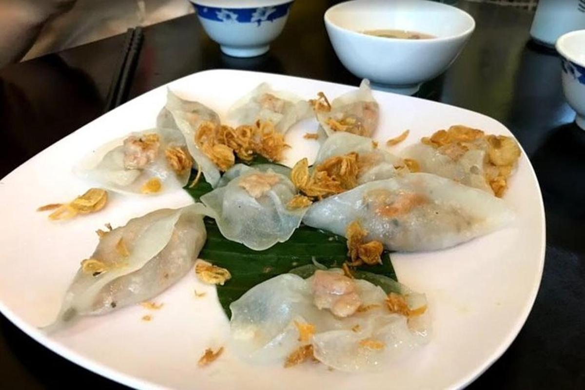 テーブルの上の白い皿に盛られた食べ物
