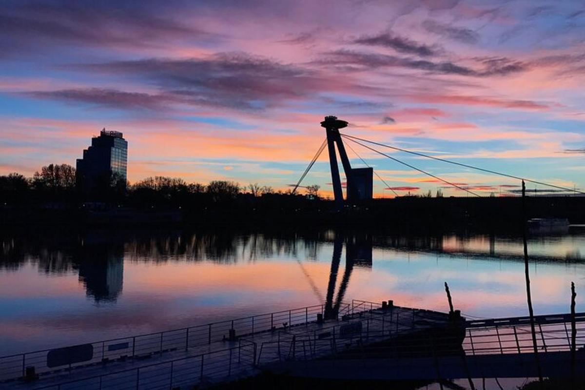 una barca ferma su un fiume al tramonto