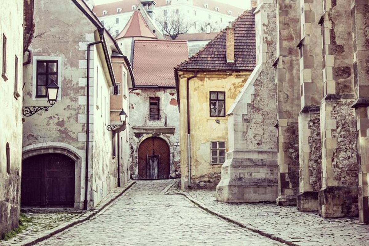 un vicolo in una città vecchia con edifici