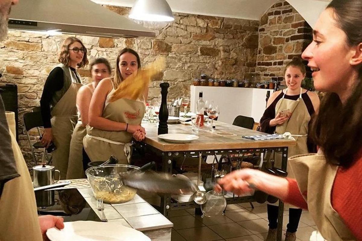 een groep vrouwen in een keuken die eten bereiden