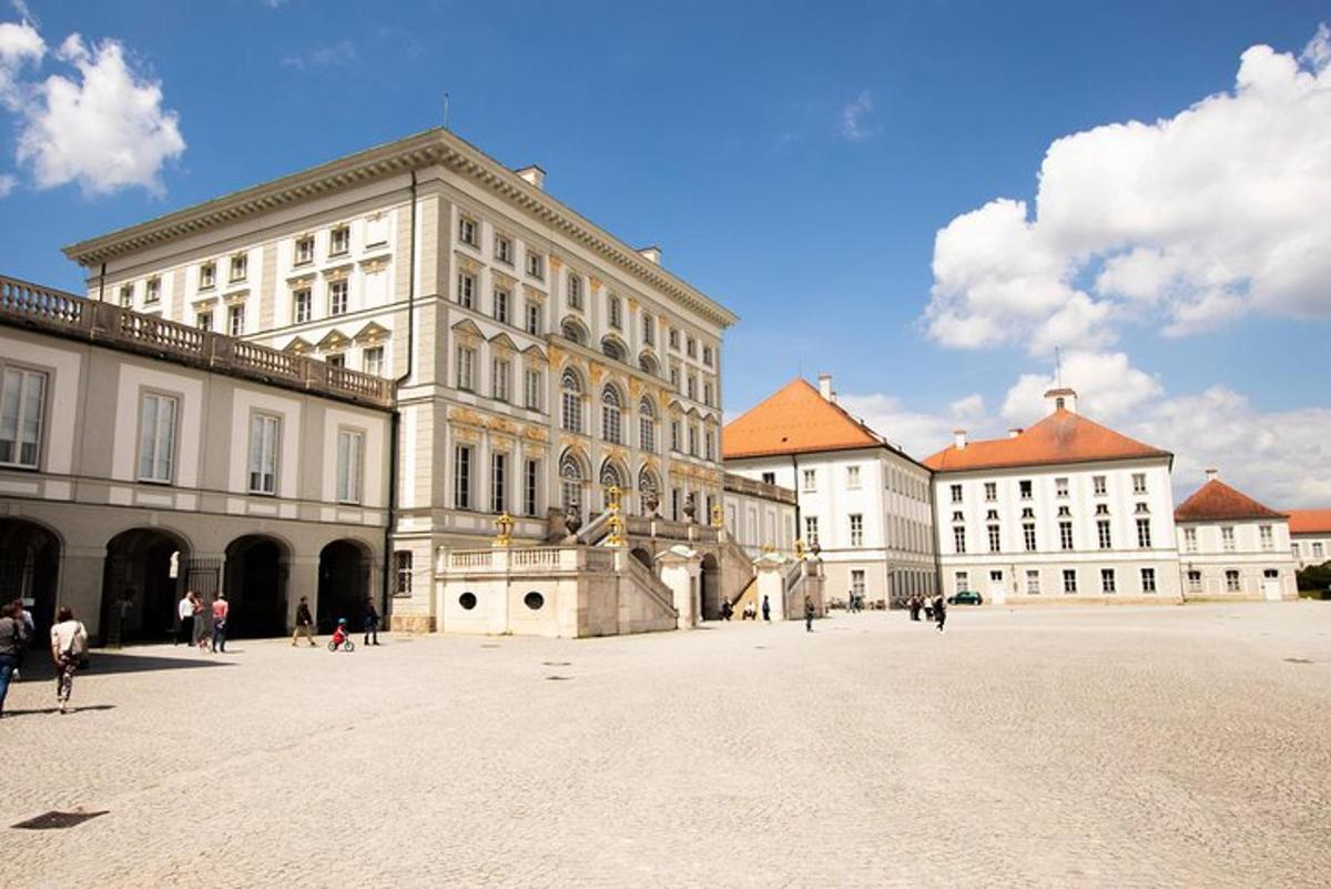 um grande edifício com pessoas caminhando na frente dele