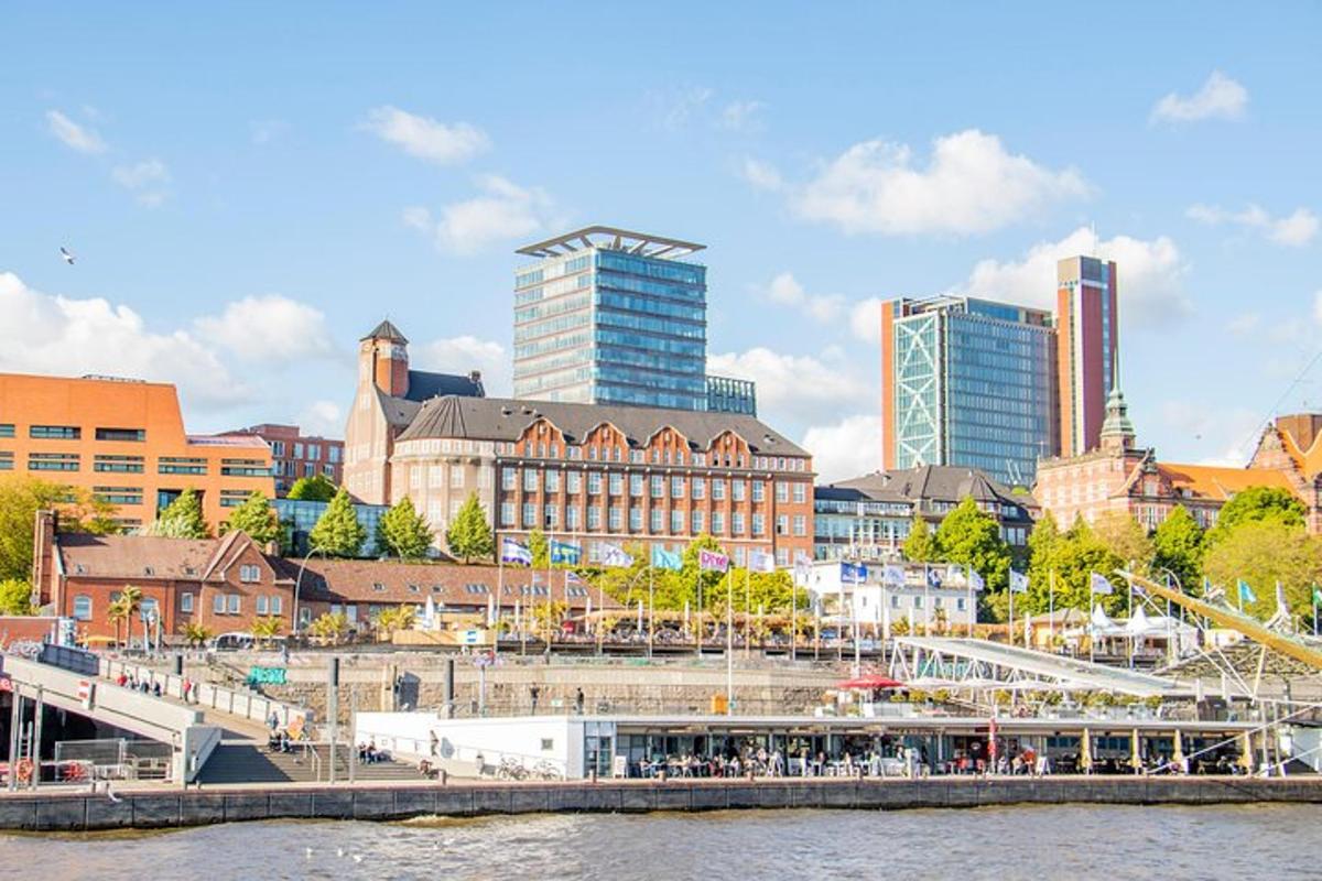 borg með háum byggingum og á