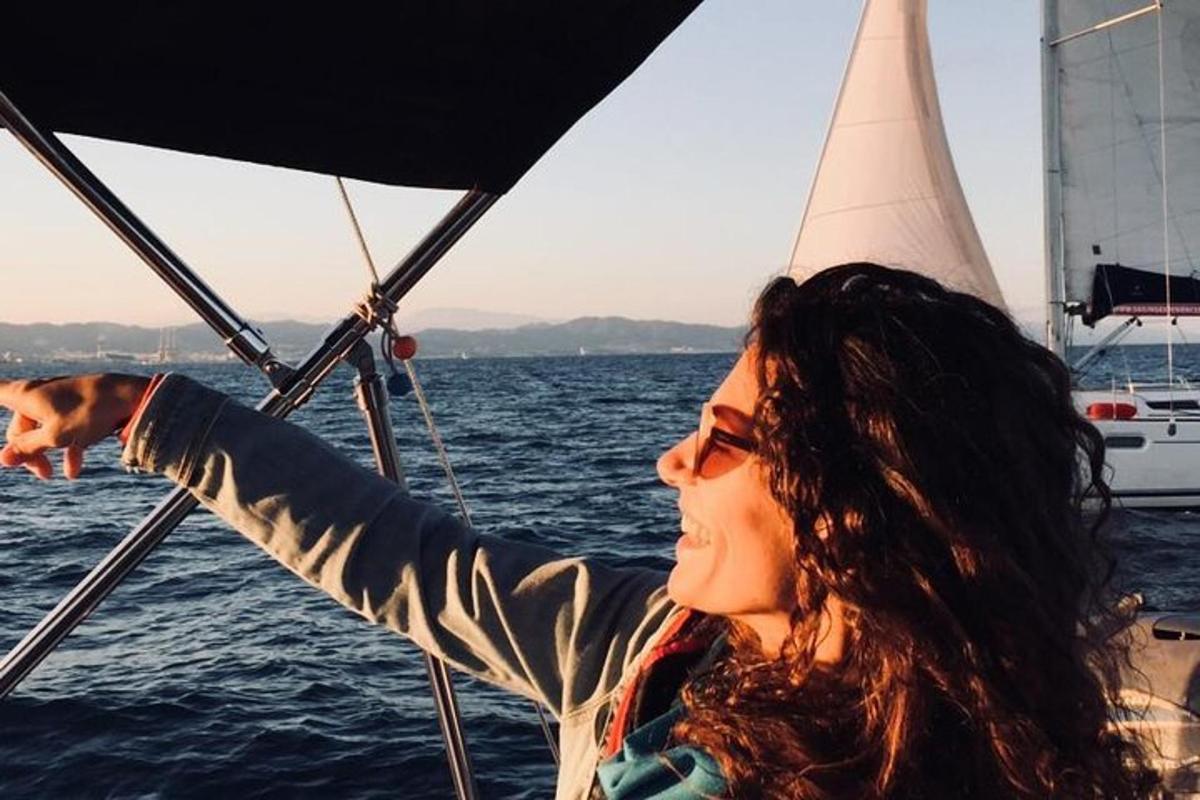 een vrouw op een zeilboot in het water
