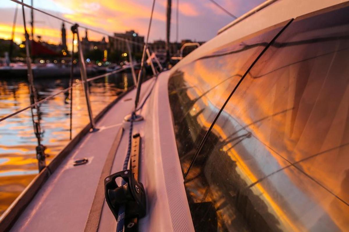 een boot in het water met de zonsondergang op de achtergrond