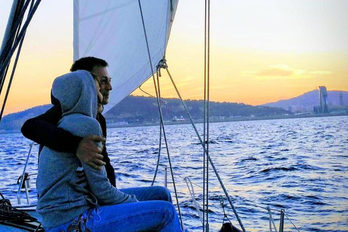 een man zittend op een zeilboot in het water