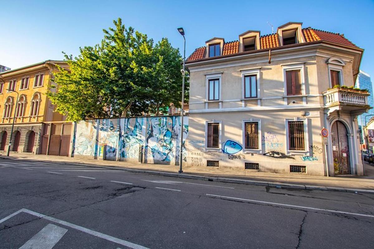 egy épület, amelynek utcaszélén graffiti van