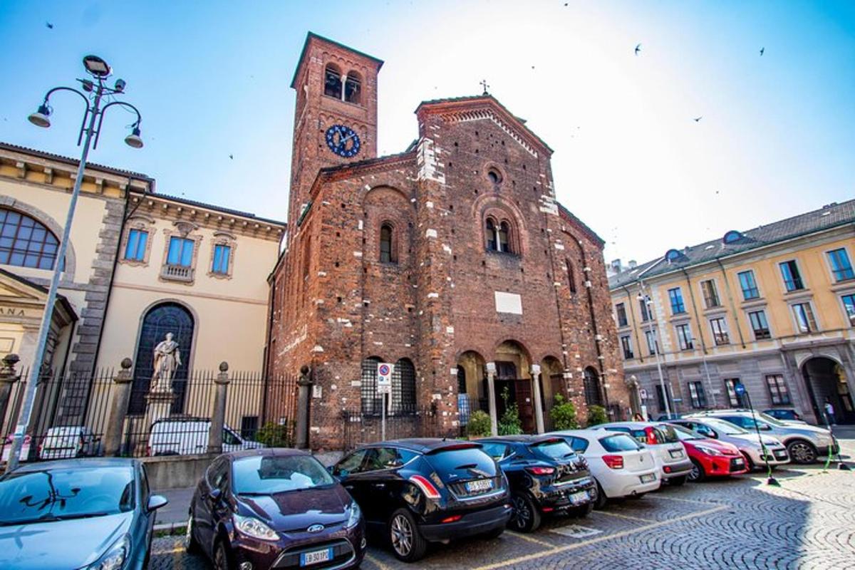 un grup de cotxes aparcats davant d'un edifici amb una torre de rellotge