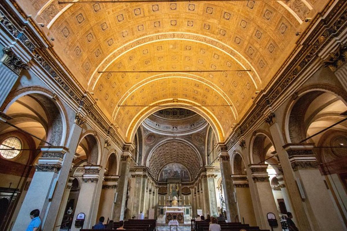 una gran església amb sostres amb cúpula i un gran edifici