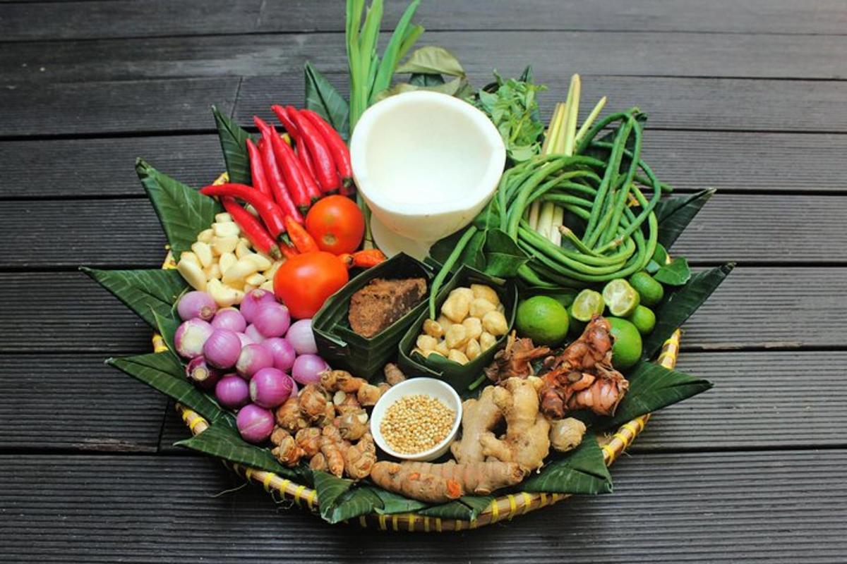 un piatto di diversi tipi di verdure su un tavolo