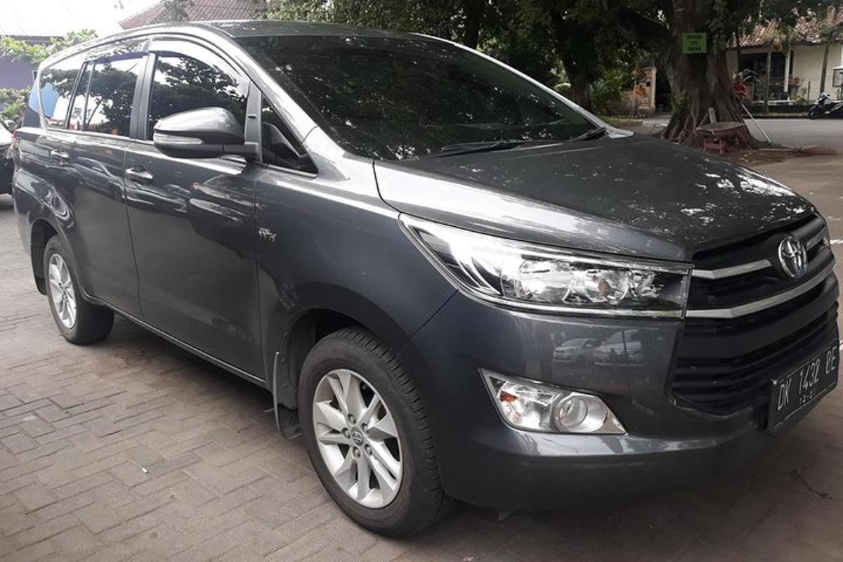 một chiếc xe suv màu đen đỗ trên phố thành phố